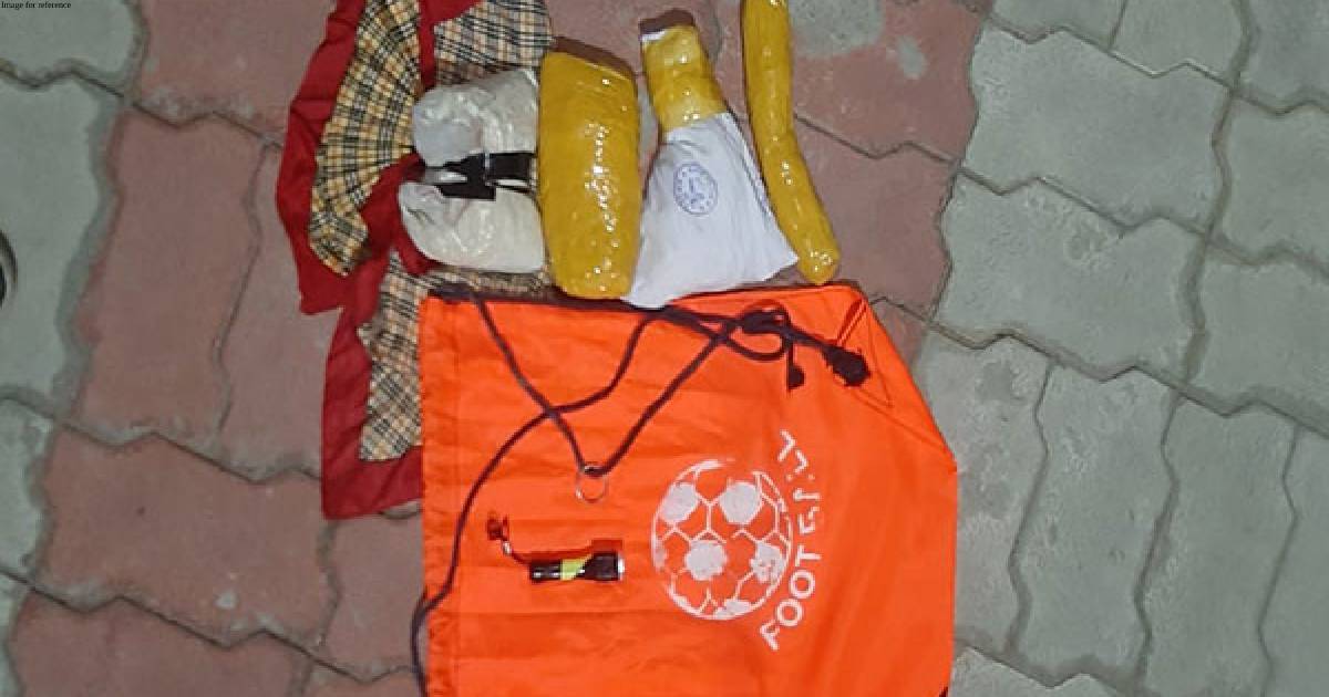 BSF foils smuggling bid, seizes contraband in Punjab's Amritsar